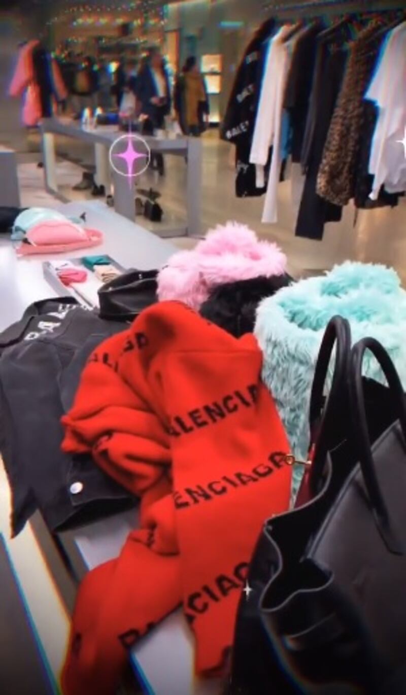 Wanda Nara fa shopping a Parigi con Alba Silva 3