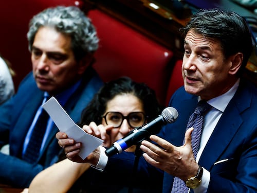 Figuraccia di Conte in Aula: “Dove sono Meloni e il governo?”. Ma per regolamento non è prevista la loro presenza