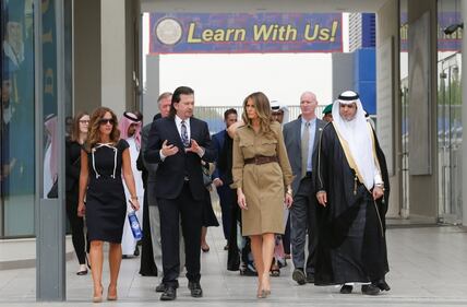 Malania Trump in Arabia Saudita senza velo: tutti i look della First Lady 16
