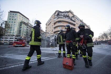 Roma, crollano tre piani di un palazzo 29