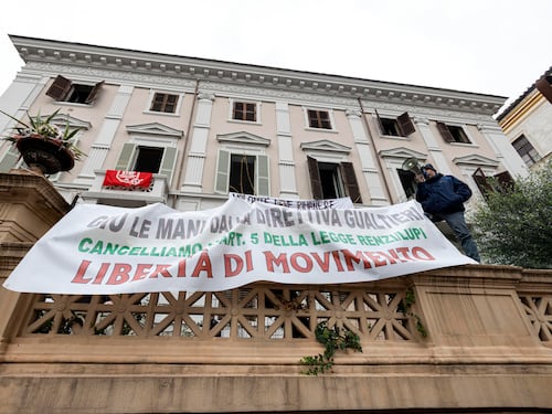 Palazzo occupato a Roma, caos e traffico bloccato: "Attuare direttiva Gualtieri"