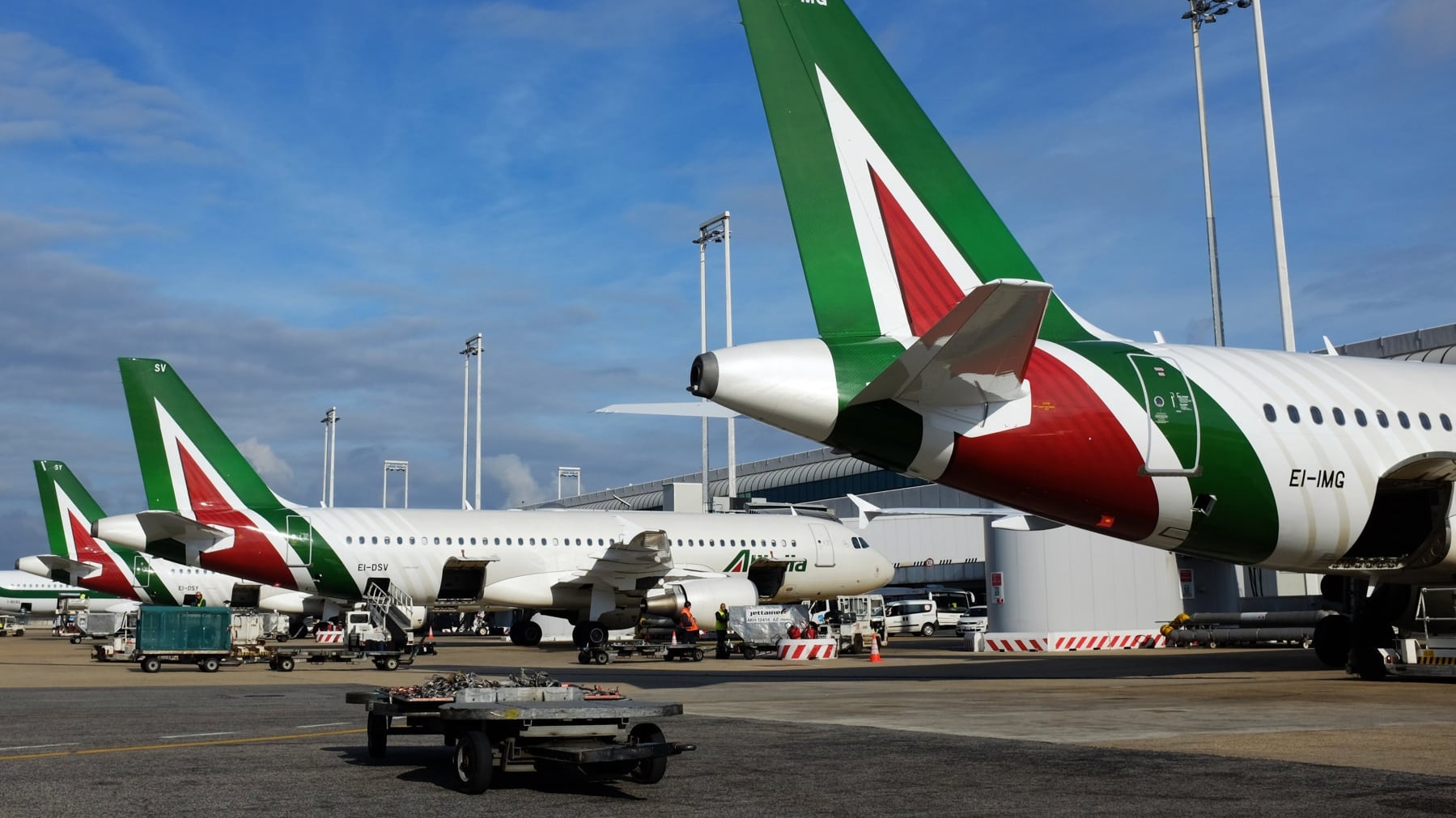Un anno fa l'ultimo volo di Alitalia: dal boom alla crisi, quanto ci è costata