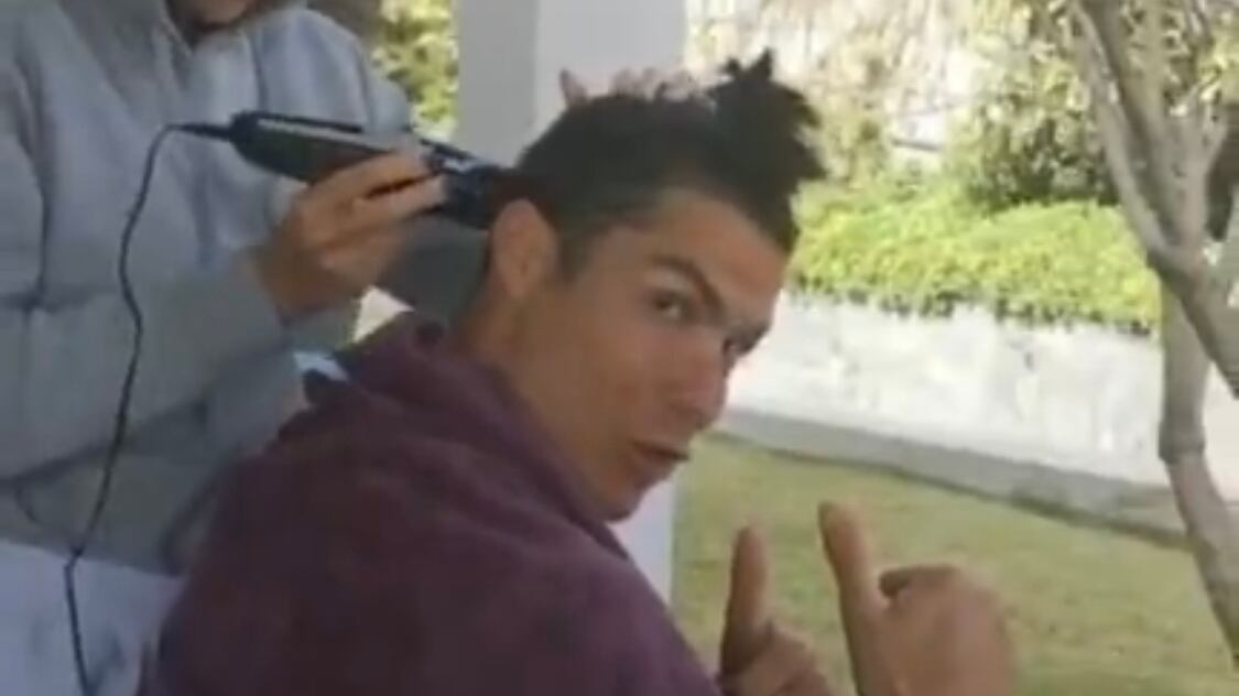 Barbieri chiusi anche per Ronaldo: è Georgina a occuparsi dei suoi capelli
