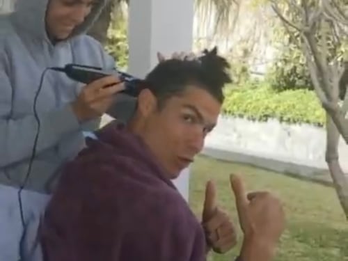 Barbieri chiusi anche per Ronaldo: è Georgina a occuparsi dei suoi capelli