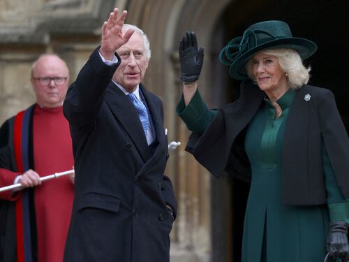 Carlo e Camilla rinviano la visita al Papa: cosa è successo