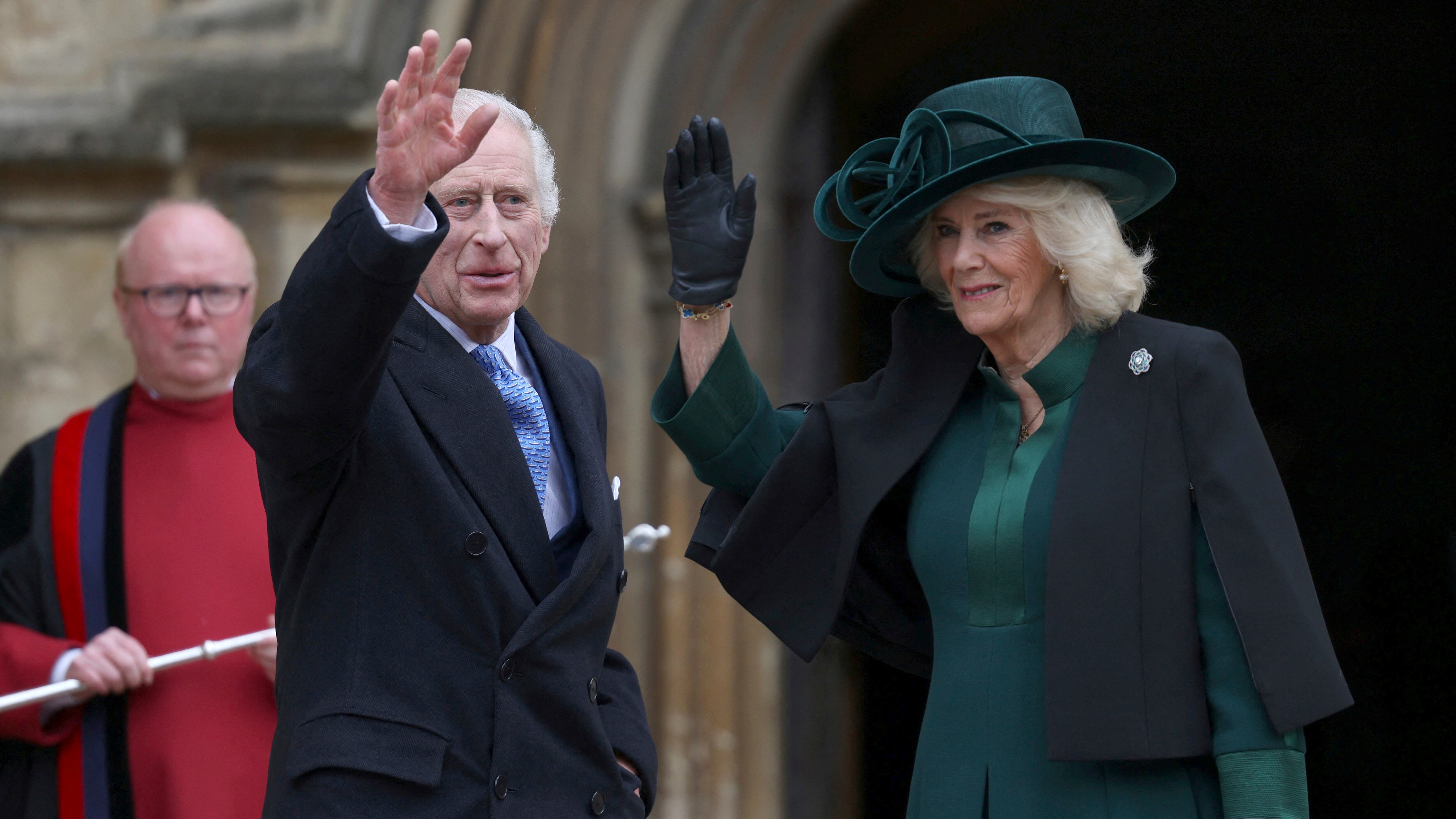 Carlo e Camilla rinviano la visita al Papa: cosa è successo