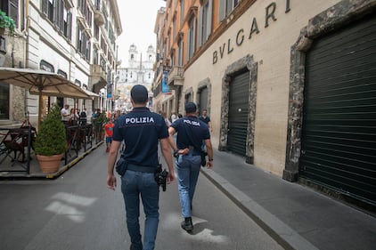 Dai sotterranei fanno un buco ed entrano da Bulgari: bottino di 500mila euro 14