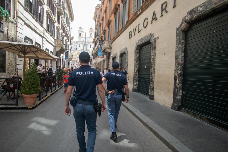 Dai sotterranei fanno un buco ed entrano da Bulgari: bottino di 500mila euro 14