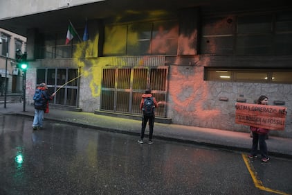 Blitz degli ambientalisti davanti al Mef 10