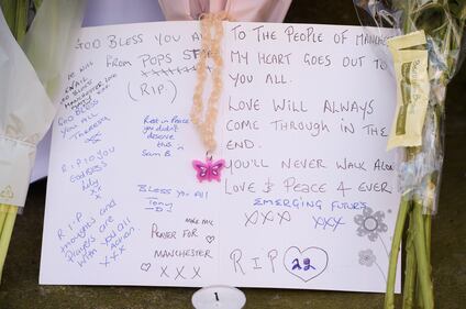 Attentato a Manchester, gli omaggi per le 22 vittime 9