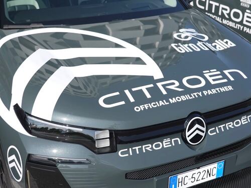 Citroën corre con il Giro d’Italia: la nuova C5 Aircross diventa l’ammiraglia del ciclismo italiano