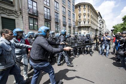 No Expo, scritte e vandalismo per le vie di Milano 10