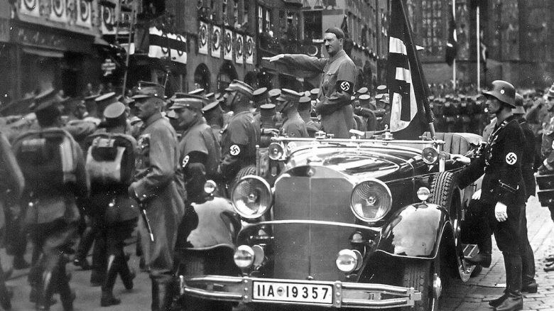 Hitler, folla al raduno tedesco In Italia un "post" fa scandalo