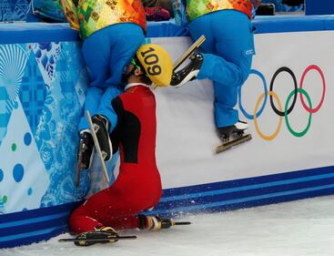 Sochi, la pattinatrice cinese cade e travolge i giudici 7
