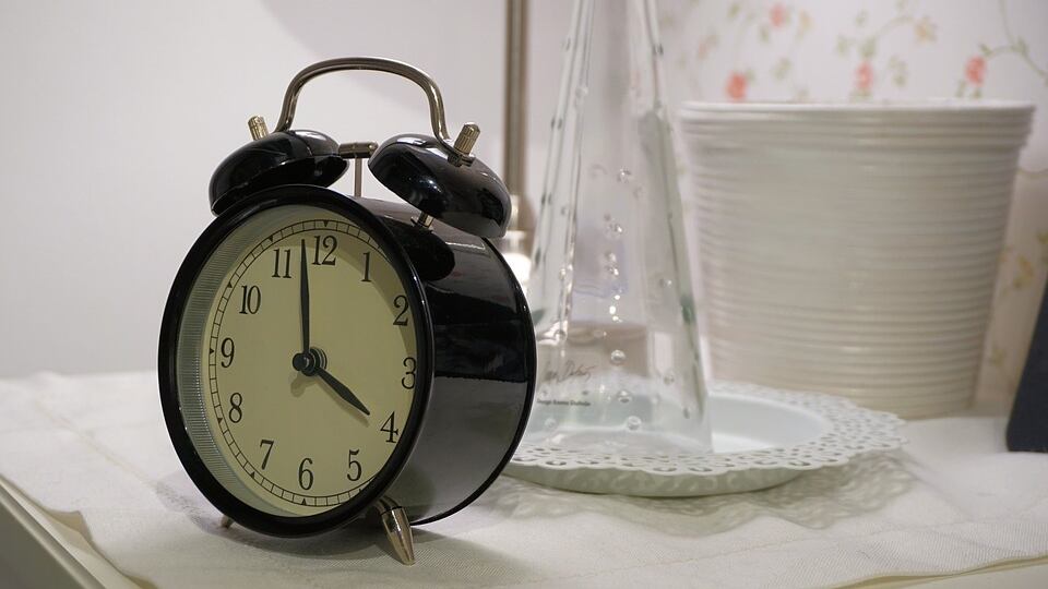 Come gli orari del sonno influenzano l'attività cerebrale