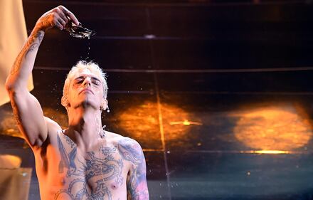 Sanremo 2022, Achille Lauro si battezza sul palco dell'Ariston 4