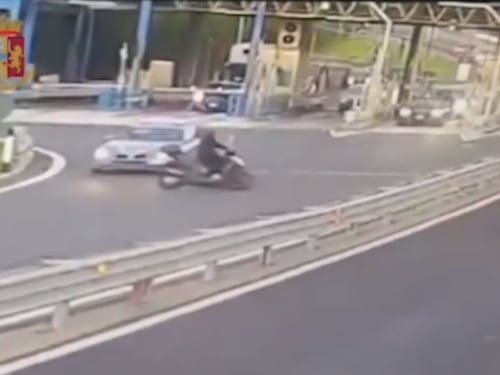 Napoli, centauro contromano sfida l'auto della polizia sfrecciando senza casco