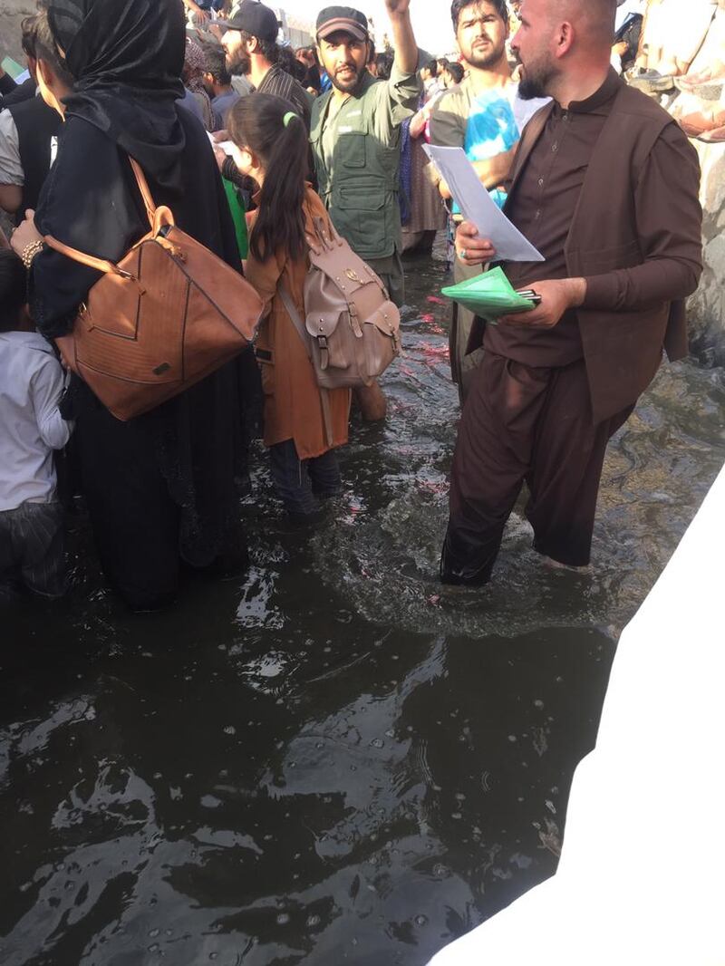 Le voci dalla drammatica evacuazione da Kabul trasformata in caos 1