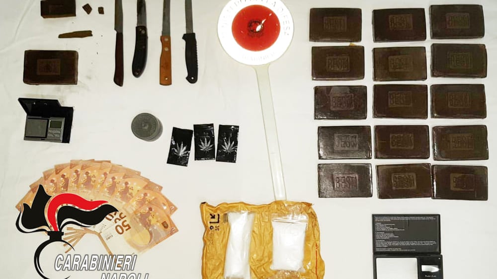 Ischia, nascondevano un chilo e mezzo di droga sotto una zolla di terra: 3 arresti