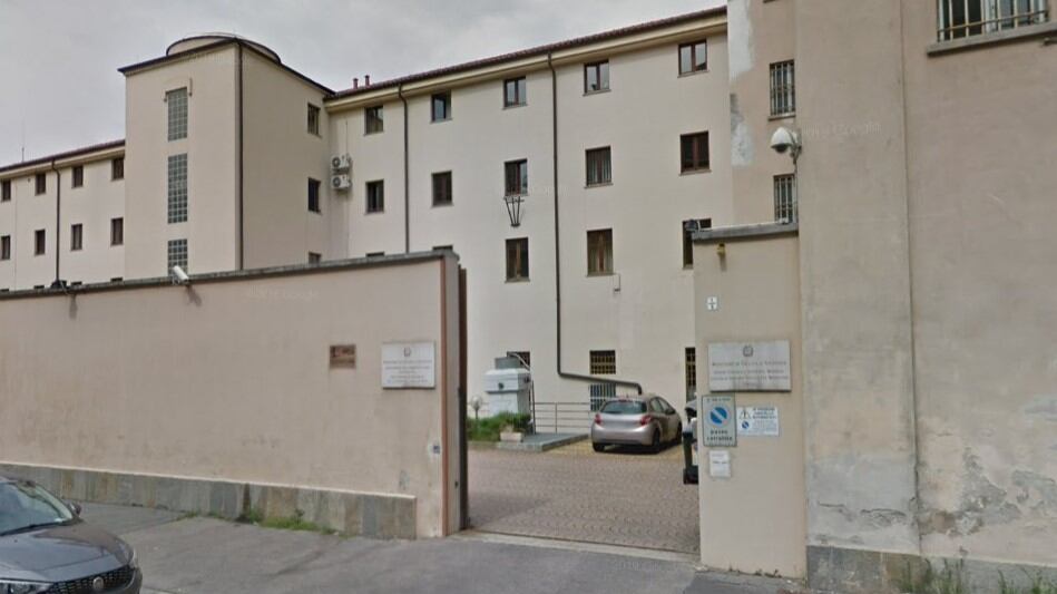Sesto, genitori non lo fanno uscire: 17enne pugnala padre e fratello