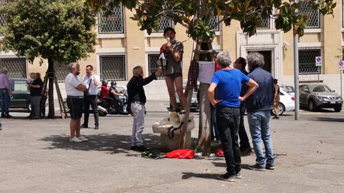 Operaio con il cappio al collo davanti al Comune di Napoli 7