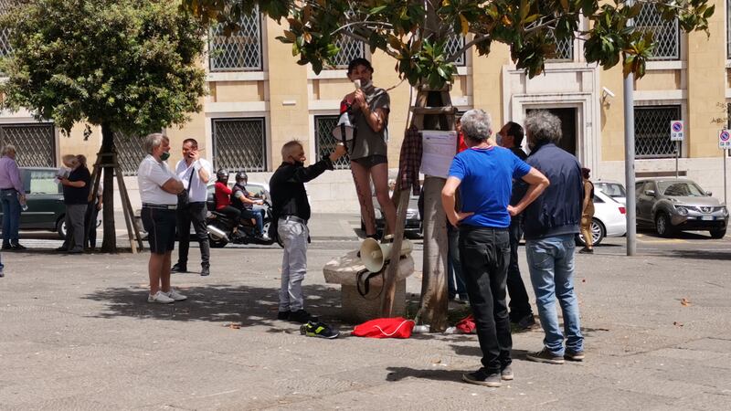 Operaio con il cappio al collo davanti al Comune di Napoli 7