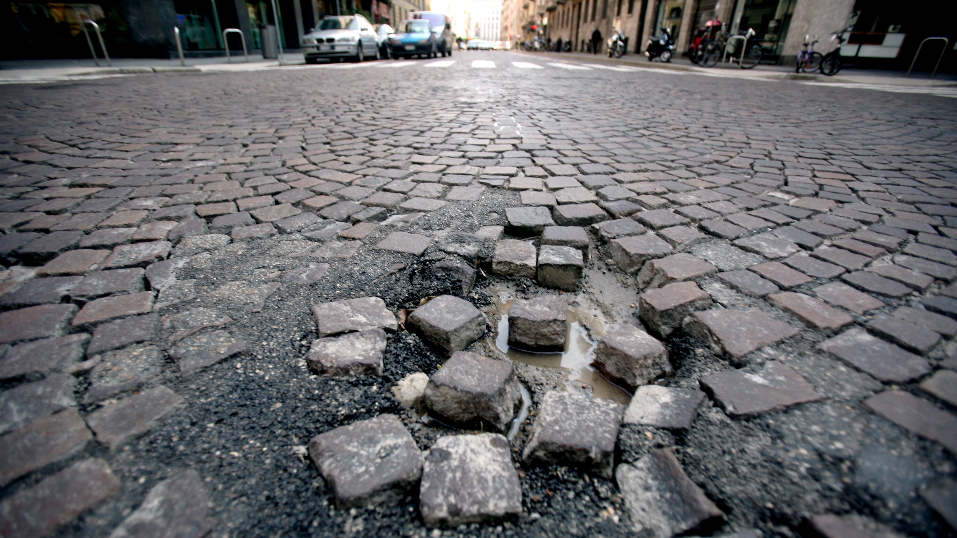 Milano va a pezzi: buche, marciapiedi sbriciolati e dislivelli pericolosi. L'allarme delle associazioni