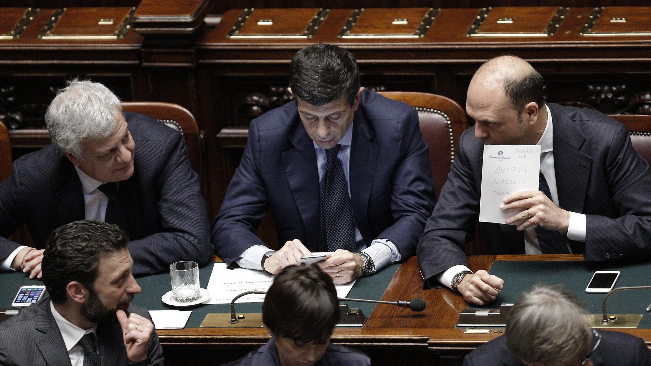 Il bigliettino di Alfano per lavarsi la coscienza a dimissioni avvenute
