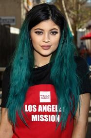 Kylie Jenner sexy in bianco 21