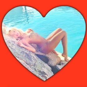 Valeria Marini: baci e foto sexy su Instagram 36