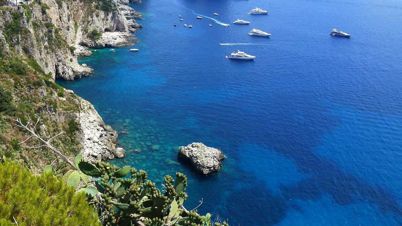 Furto milionario nel Golfo di Napoli: turista denuncia il furto di gioielli per 2 milioni di euro