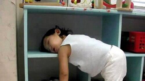 Non dormire di notte ora è peggio che drogarsi