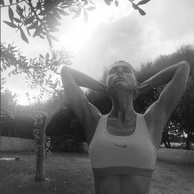 Martina Colombari sexy in ascensore 16