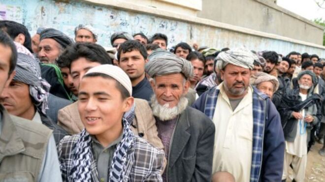 Sangue sul voto a Kabul Seggi sotto attacco: decine di morti e feriti