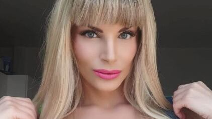 Francesca Cipriani mostra il seno: "Avete comprato l'uovo di Pasqua?"
