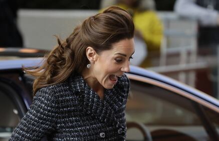 Kate Middleton all'ospedale pediatrico, ma la gonna la mette in imbarazzo 2