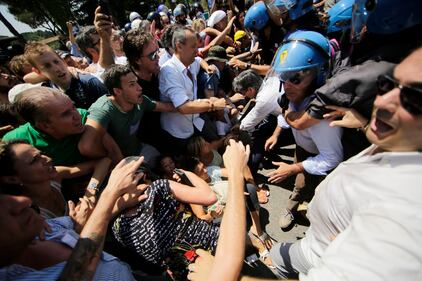 Blocchi contro i profughi, tensione con la polizia 13