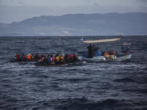 Migranti, nuovo fronte: barche verso la Puglia