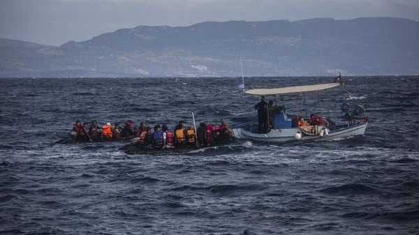 Migranti, nuovo fronte: barche verso la Puglia