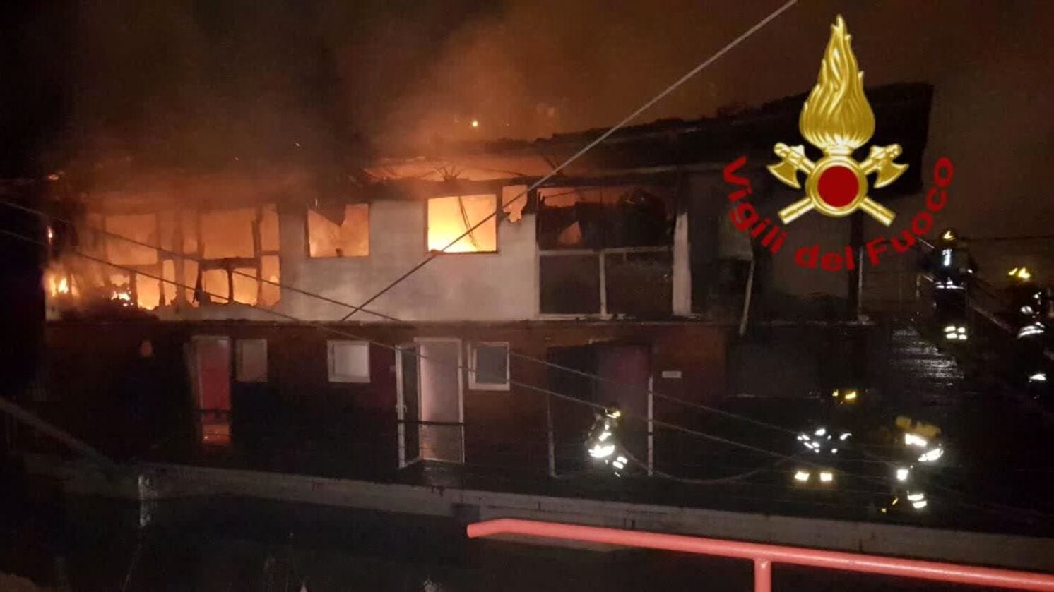 Incendio sul lungotevere, le fiamme distruggono un barcone