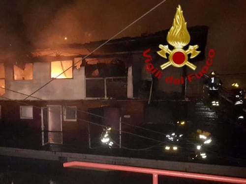 Incendio sul lungotevere, le fiamme distruggono un barcone