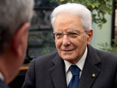 La strigliata di Mattarella e il blitz al Csm: "Esorto al rispetto vicendevole tra istituzioni". Tajani: "Abbassare i toni a partire da Gratteri"