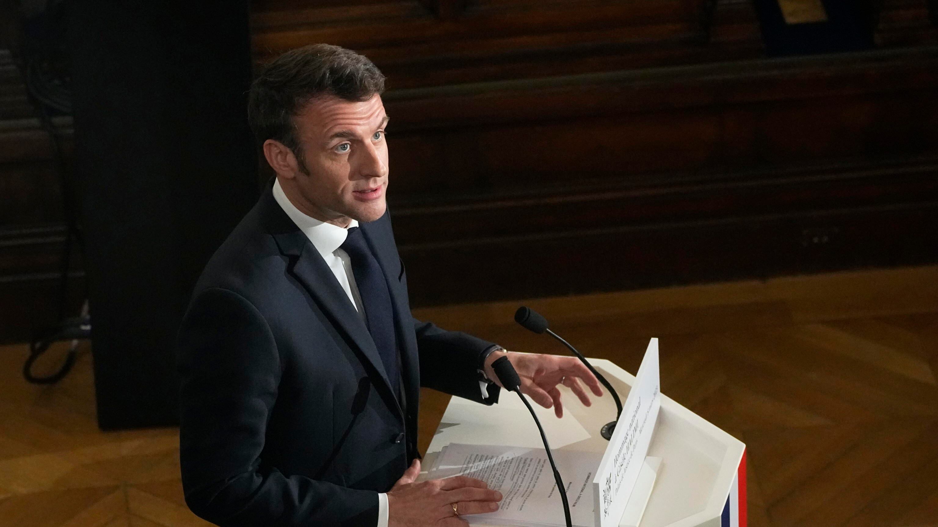 Macron difende la riforma ma non placa i francesi. "Bugiardo, ci disprezza"