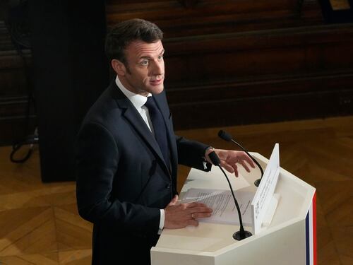 Macron difende la riforma ma non placa i francesi. "Bugiardo, ci disprezza"