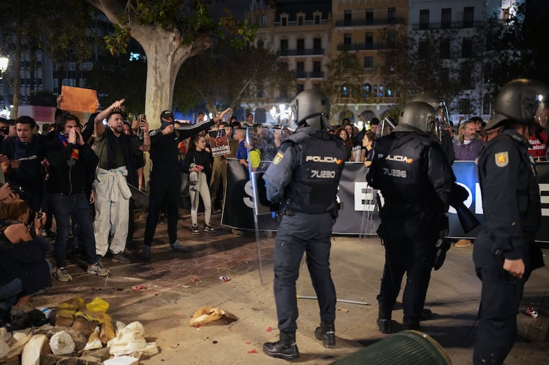 Valencia, manifestanti in strada contro la gestione Mazòn 5