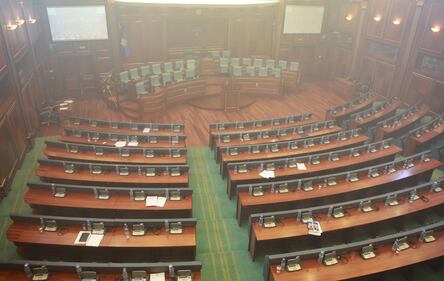 Kosovo, lacrimogeni in parlamento per protesta 5