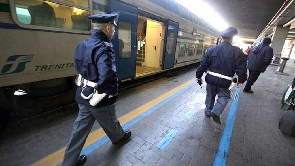 Ruba valigia in stazione alla turista