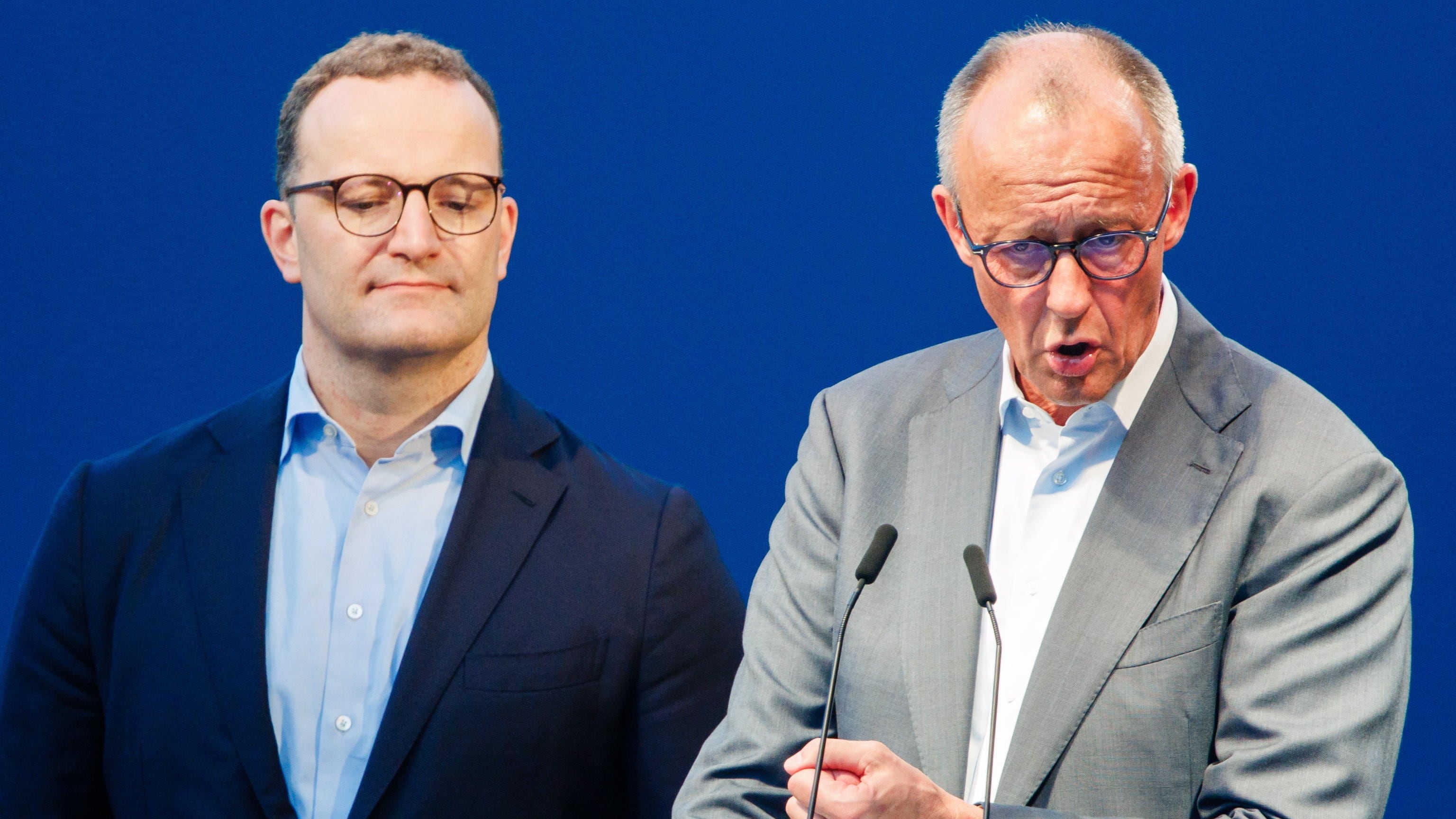 Germania, bufera sulla maternità surrogata: il capogruppo dei conservatori Spahn lascia dopo il pressing di Merz