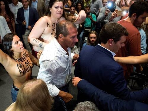 Spagna, Ciudadanos apre all'utero in affitto: le proteste delle Femen
