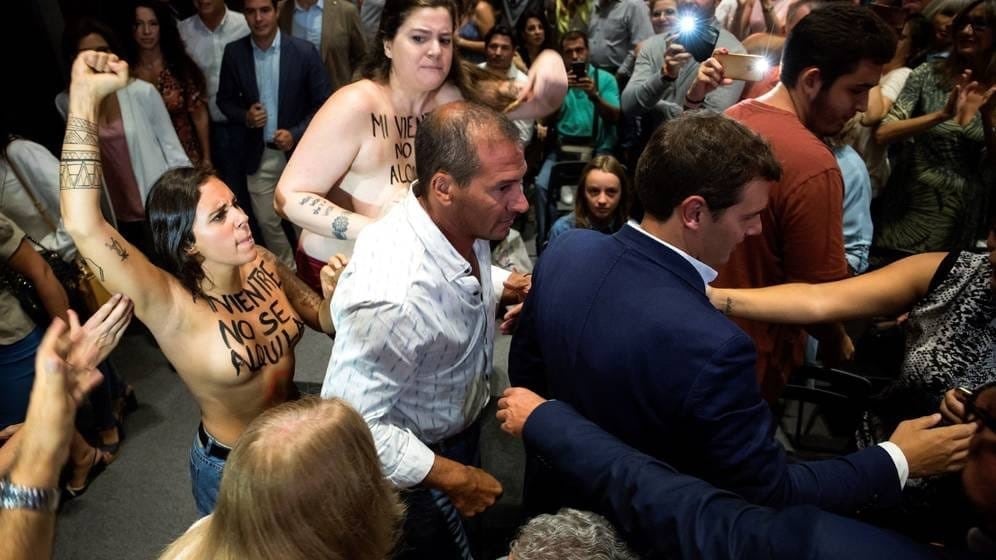 Spagna, Ciudadanos apre all'utero in affitto: le proteste delle Femen